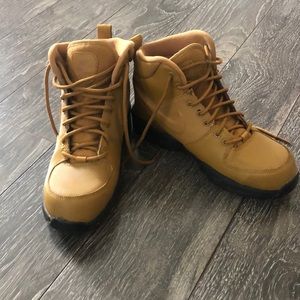 Boy’s Nike boots